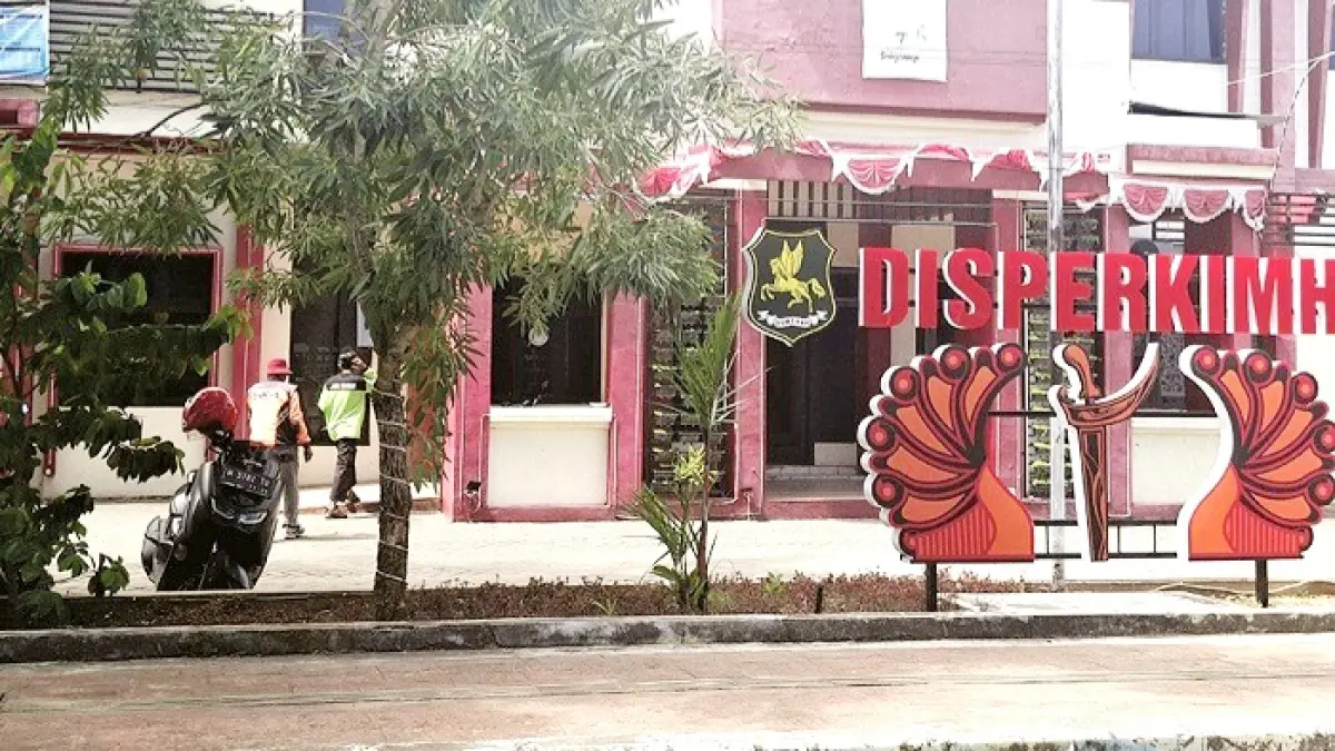 ABDI NEGARA: Pegawai berada di halaman kantor Disperkimhub Sumenep, Kamis (11/6). (MOH. LATIF/JPRM)
