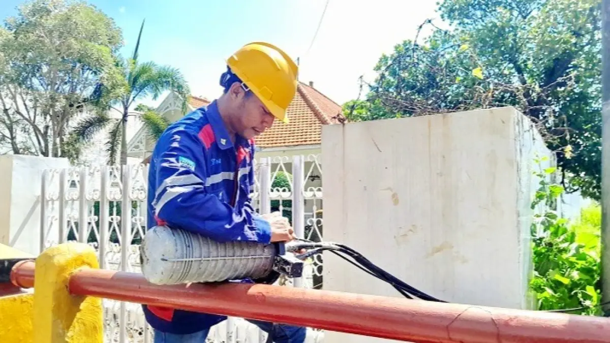 ARUS UTAMA: Petugas PLN sedang mengecek instalasi kelistrikan di Jalan Jokotole, Kecamatan Pademawu, Pamekasan, Minggu (14/6). (M. KHOLIL RAMLI/JPRM)