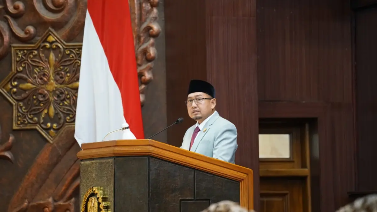 BERSAHAJA: Juru Bicara Bapemperda DPRD Jatim Hartono saat menyampaikan pandangan dalam sidang paripurna di kantor DPRD Jatim, Surabaya, Senin (15/6).