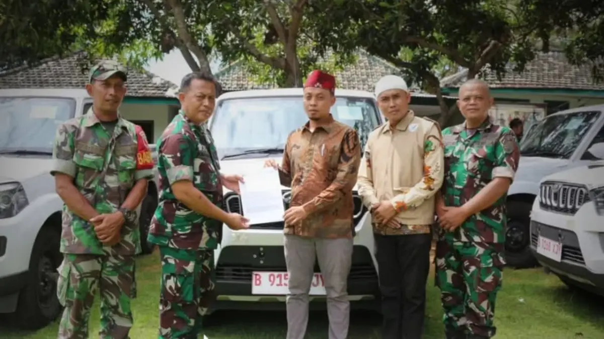 DISTRIBUSI SARANA: Mobil pikap diserahkan anggota Kodim 0826/Pamekasan untuk KMP. Total 91 truk, 30 pikap, 54 rak, dan 80 mebel sudah didistribusikan.