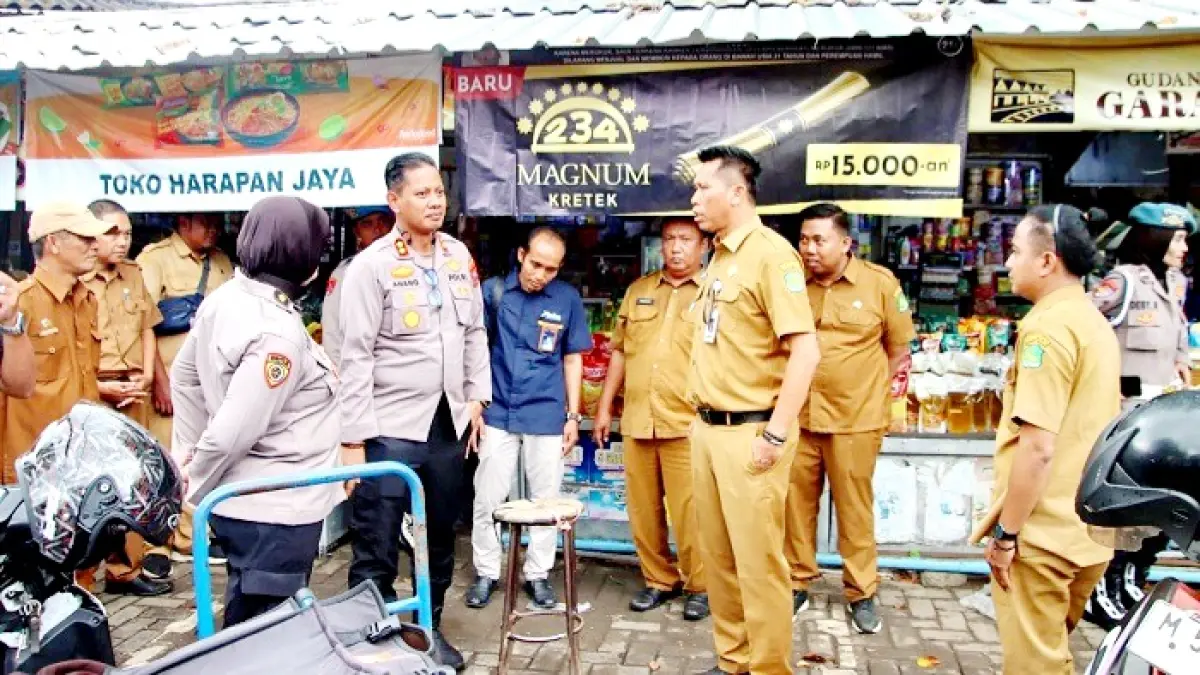 FOKUS: Kabag Perekonomian dan SDA Setkab Sumenep Dadang Dedy Iskandar saat melakukan sidak di Pasar Anom Baru. (POLRES SUMENEP UNTUK JPRM)
