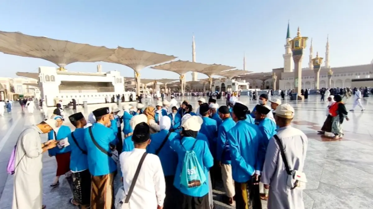 KHUSYUK: Jemaah kloter Sub 69 saat city tour di Masjid Nabawi, Madinah, Senin (15/6). (IMAM TAHMIDILLAH UNTUK JPRM)