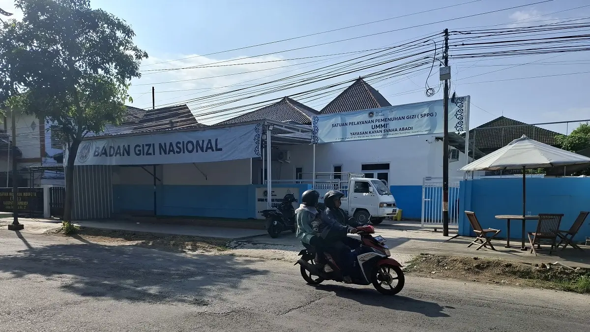 LENGANG: Pengendara sepeda motor melintas di depan SPPG Sumenep di Jalan dr Cipto, Kecamatan Kota.