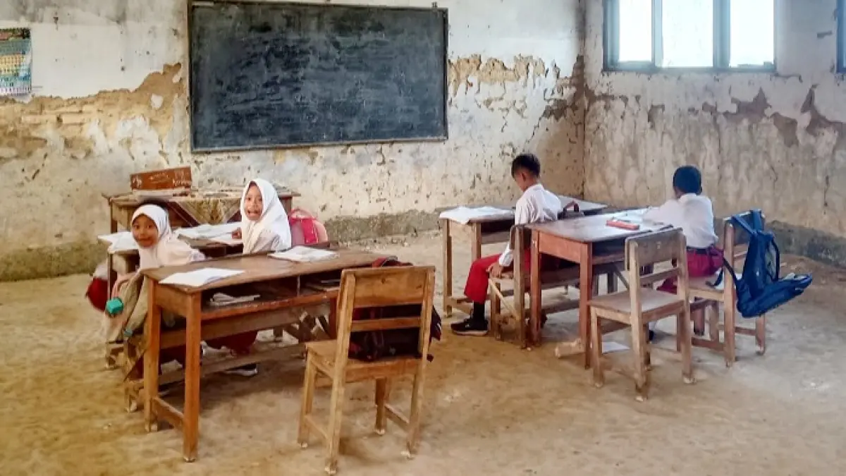 MEMPRIHATINKAN: Murid SDN Tlomar 2,&nbsp; Kecamatan Tanah Merah, Bangkalan, sedang mengikuti kegiatan belajar mengajar Senin (15/6). (OKTA TRICAHYANA UNTUK JPRM)