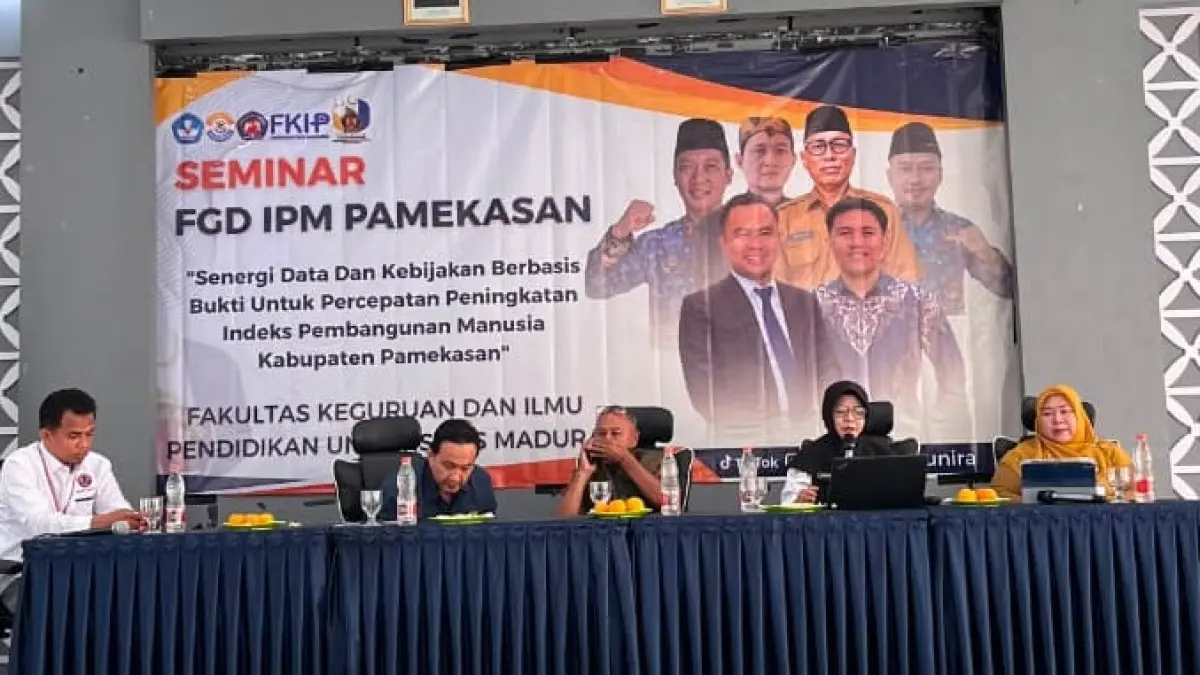 PAPARAN: Pemateri sedang menyampaikan materi saat FGD IPM di Unira, Pamekasan, Senin (15/6). (MOH ZAYYADI UNTUK JPRM) 