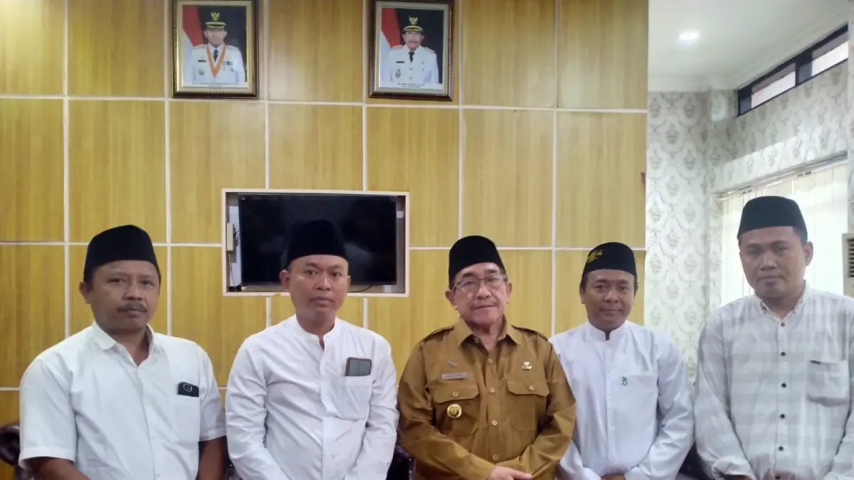 PEDULI: Wabup Sumenep KH Imam Hasyim (tengah) saat menyerahkan bantuan kepada Abdur Rahman, korban kebakaran, di kantornya, Senin (15/6).