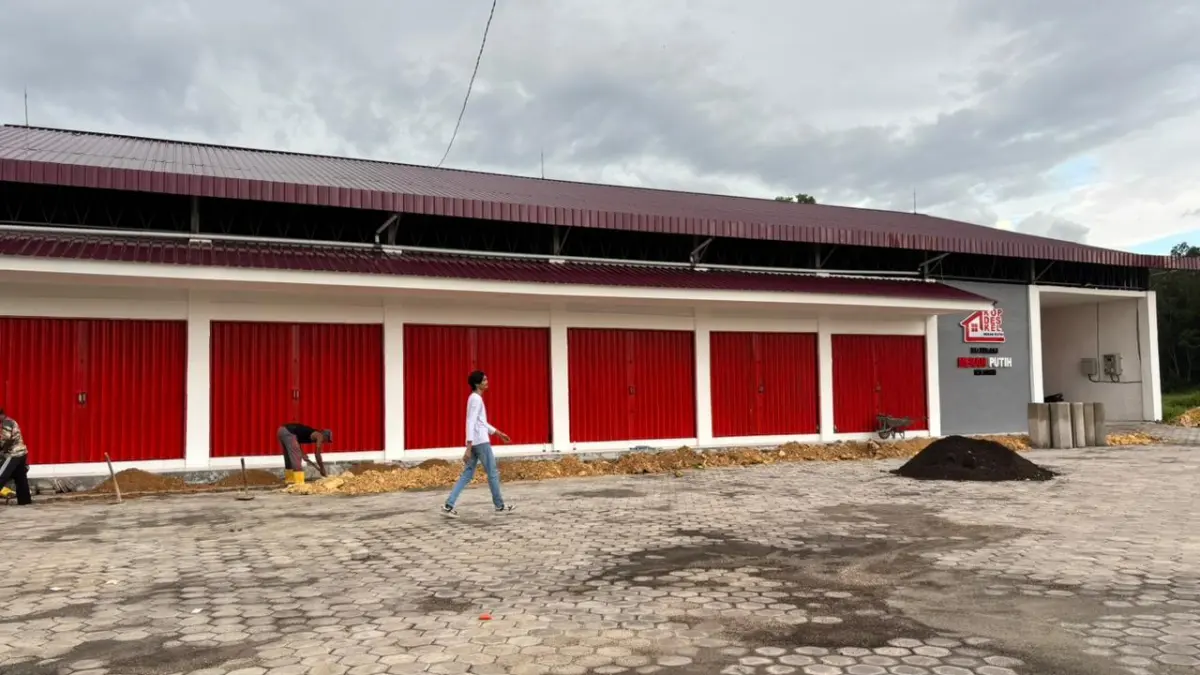 RAMPUNG: Seorang warga sedang berada di area KMP Desa Samatan, Kecamatan Proppo, Pamekasan.