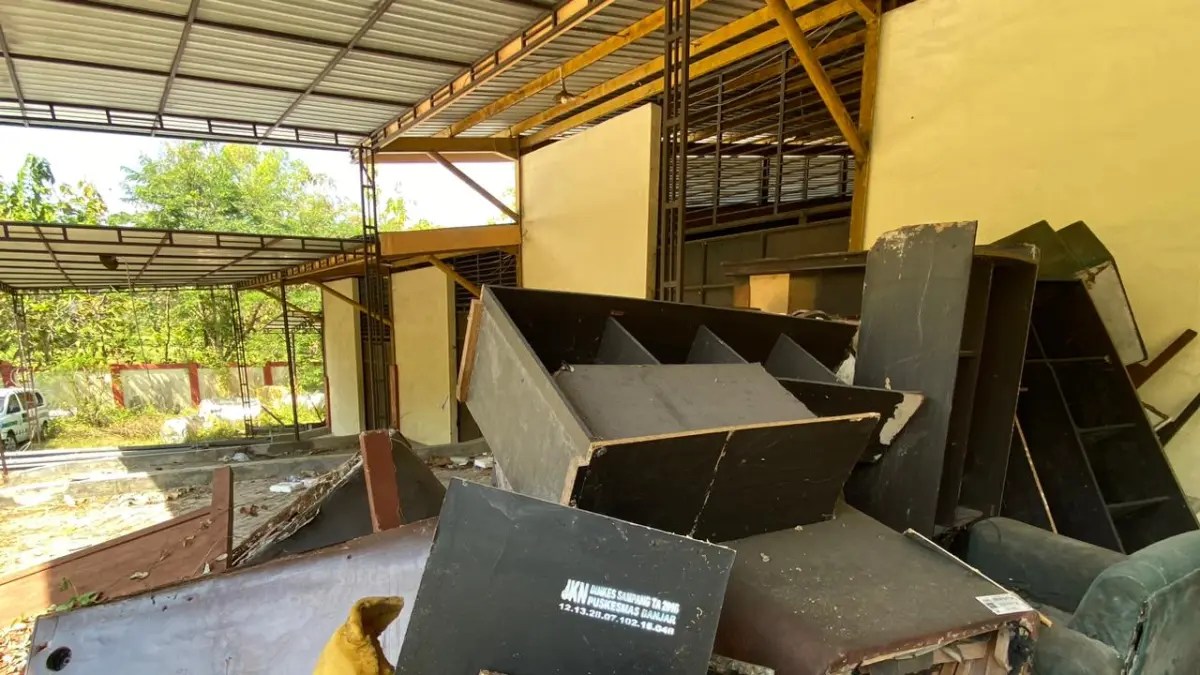RUSAK: Sejumlah peralatan kantor berserakan di gudang aset, Senin (15/4).