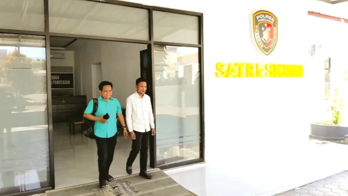 SANTAI: Dua guru SMK Kesehatan Nusantara keluar dari ruang penyidik setelah menjalani pemeriksaan di Polres Pamekasan Senin (15/6). (M. KHOLIL RAMLI/JPRM)