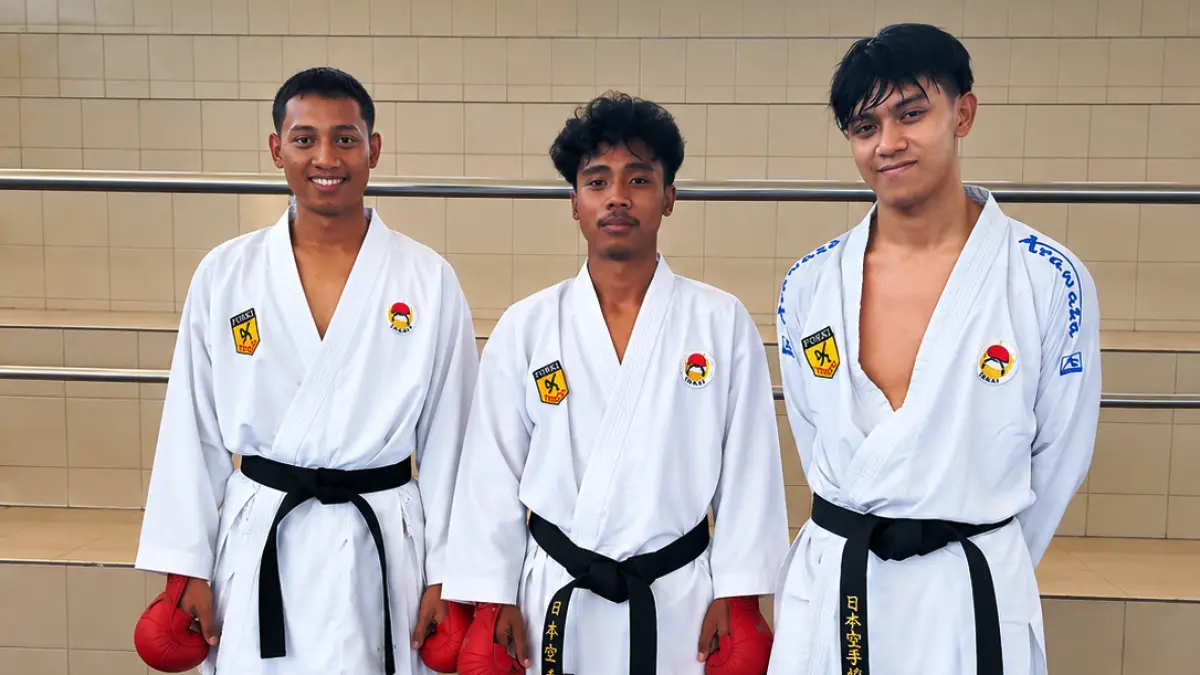 SIAP TEMPUR: Tiga atlet Inkai Pamekasan Mohammad Riski Romadoni, Rega Saputra, dan Bagas, berfoto sebelum TC di Surabaya, Senin (16/6), persiapan Piala Kapolri 2026.