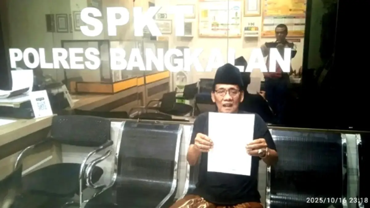 TEMPUH JALUR HUKUM: Suli, korban penipuan berkedok program makan bergizi gratis menunjukkan bukti laporan polisi pada Kamis (16/10/2025). (IBNU ABDILLAH UNTUK JPRM)