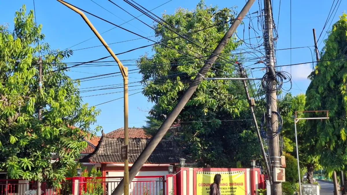 AKAN DIBANGUN: Seorang warga melintas di depan Gedung Bapenda di Jalan Trunojoyo Kecamatan Kota Sumenep, Jumat (12/6).