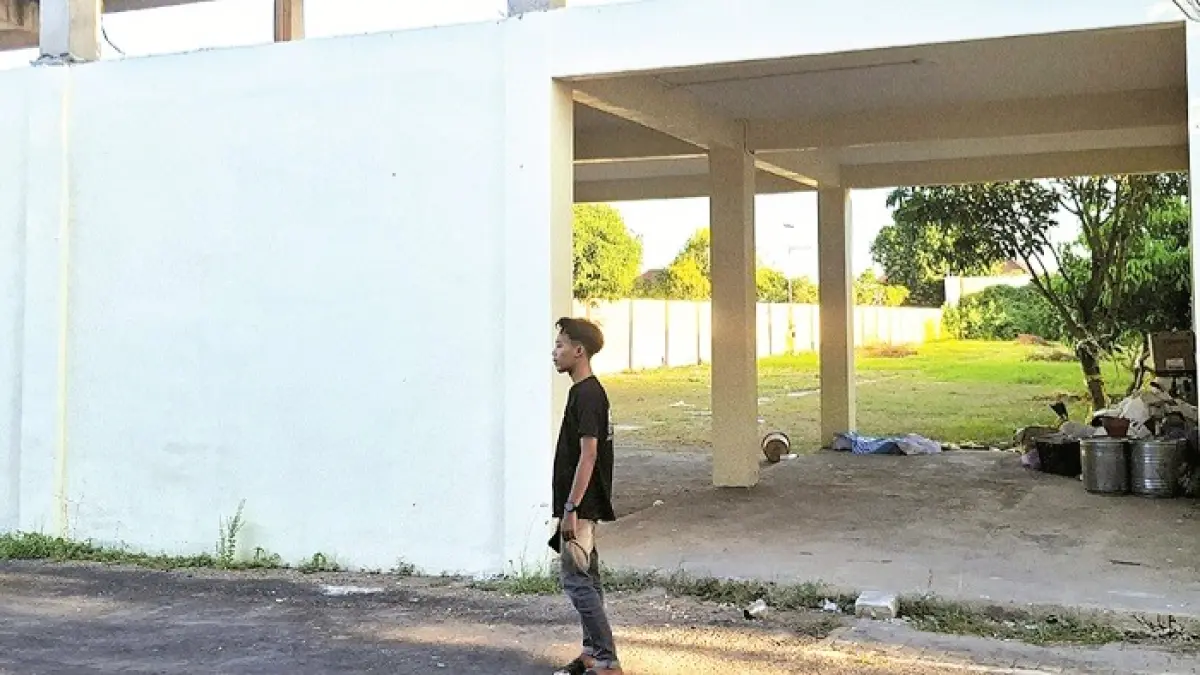 BELUM TUNTAS: Masyarakat tengah berada di depan bangunan kantin Polres Sumenep di Jalan Urip Sumoharjo, Pabian, Kecamatan Kota. (MOH. LATIF/JPRM)