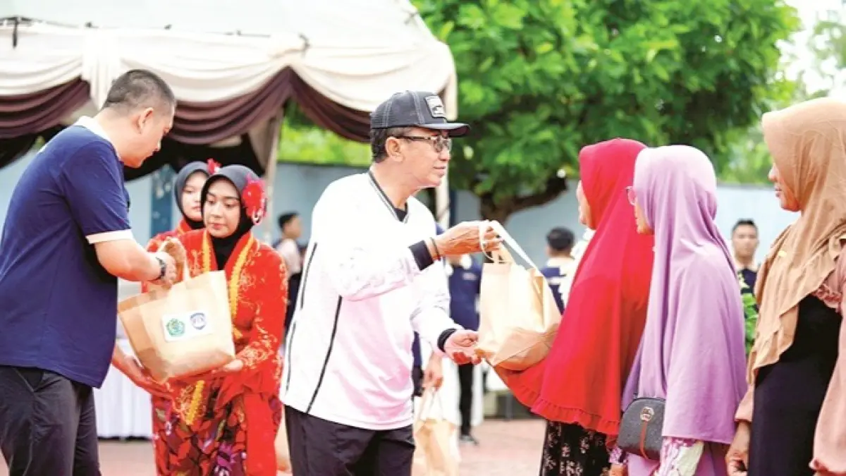 BERBAGI: Bupati Pamekasan KH. Kholilurrahman memberikan bantuan sosial kepada masyarakat pada kegiatan BERSAPDA 2026 di Kantor Imigrasi Pamekasan, Jumat (12/6). (IMIGRASI PAMEKASAN UNTUK JPRM)