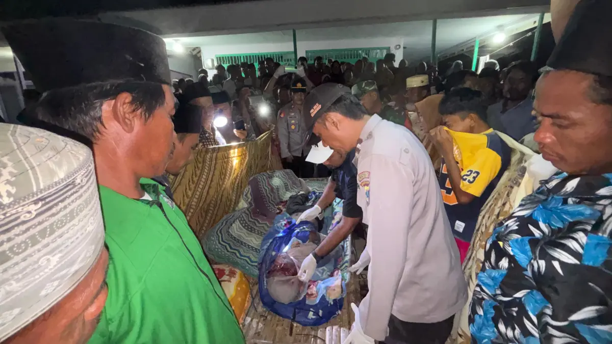 BERDUKA: Korban saat dievakuasi ke rumahnya di Desa Kropoh, Kecamatan Raas, Sumenep, Selasa (16/6) malam.