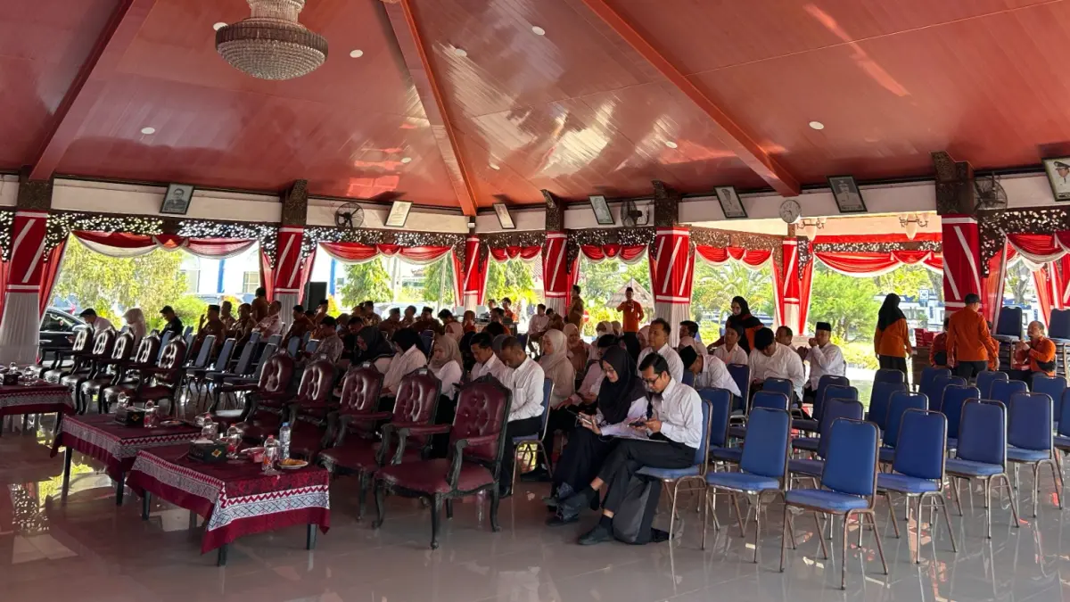 DILEPAS: Petugas SE BPS Sampang saat mengikuti kegiatan apel siaga dan pelepasan petugas sensus ekonomi yang di Pendopo Trunojoyo, Senin (15/6). (UBAIDILLAHIR RA’IE/JPRM)