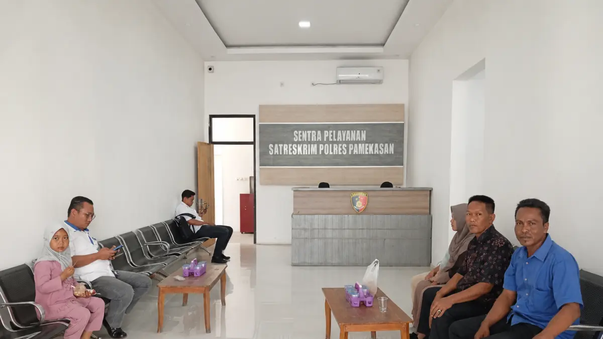 DIPERIKSA: Korban didampingi penasihat hukum Mohammad Taufik menunggu di ruang Satreskrim Polres Pamekasan, Rabu (17/5).