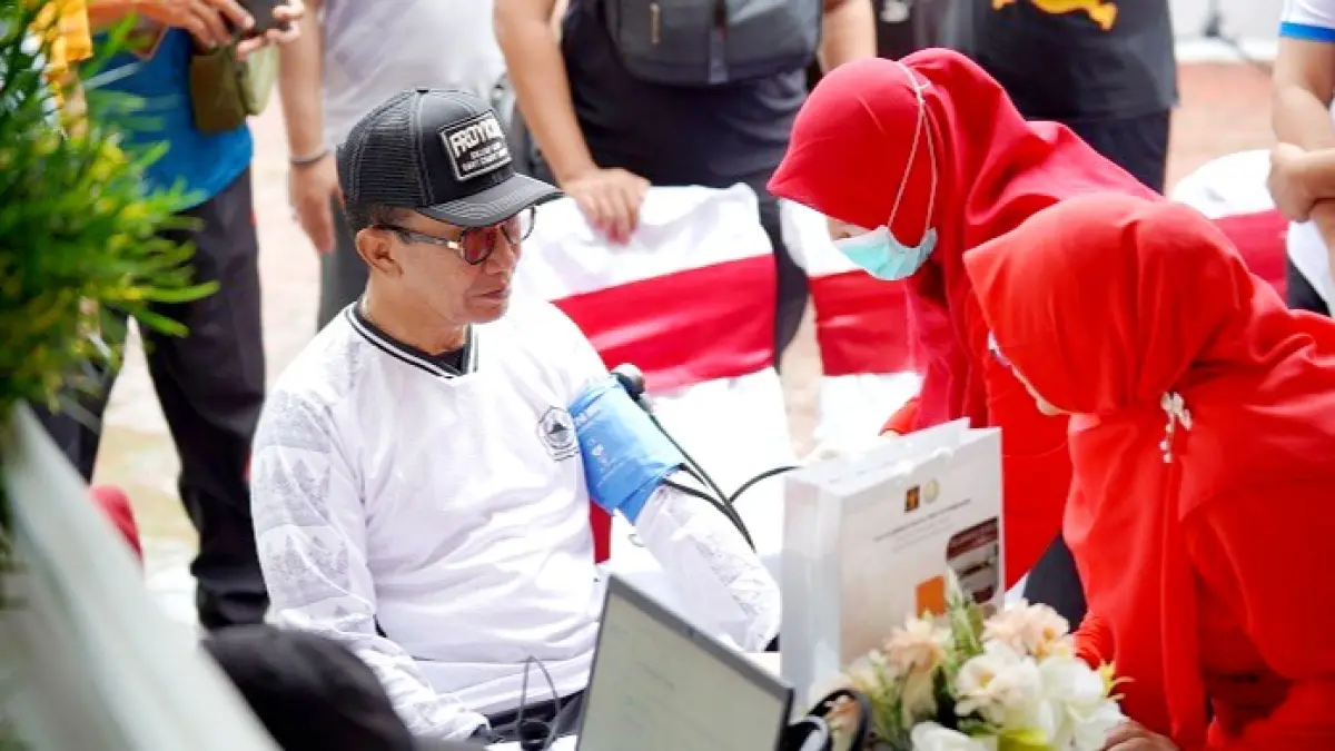 HIDUP SEHAT: Bupati Pamekasan KH. Kholilurrahman melakukan cek kesehatan pada kegiatan BERSAPDA 2026 di Kantor Imigrasi Pamekasan, Jumat (12/6). (IMIGRASI&nbsp;PAMEKASAN UNTUK JPRM)