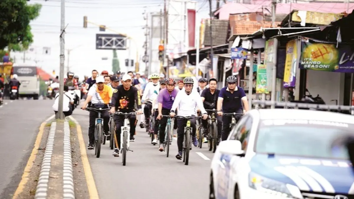 KOMITMEN: Bupati Pamekasan KH. Kholilurrahman gowes bersama forkopimda dan peserta BERSAPDA 2026 menuju Kantor Imigrasi Pamekasan, Jumat (12/6). (IMIGRASI PAMEKASAN UNTUK JPRM)