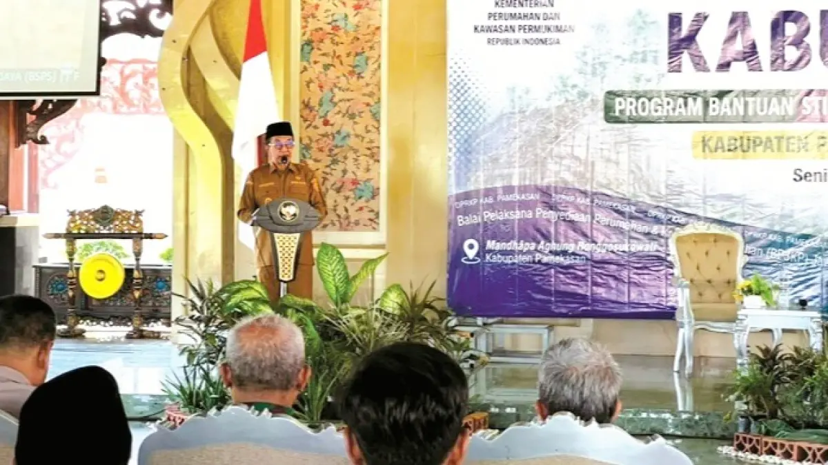 KOMITMEN: Bupati Pamekasan KH. Kholilurrahman saat menyampaikan sambutan pada kegiatan sosialisasi program BSPS di Pendopo Ronggosukowati, Senin (15/6). (M. KHOLIL RAMLI/JPRM)