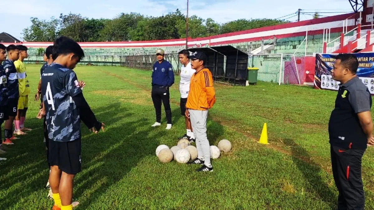PERKUAT TAKTIK: Pemain Perssu MC mendapat arahan dari tim pelatih saat latihan di Stadion A. Yani, Desa Pabian, Kecamatan Kota Sumenep, Sabtu (13/6).