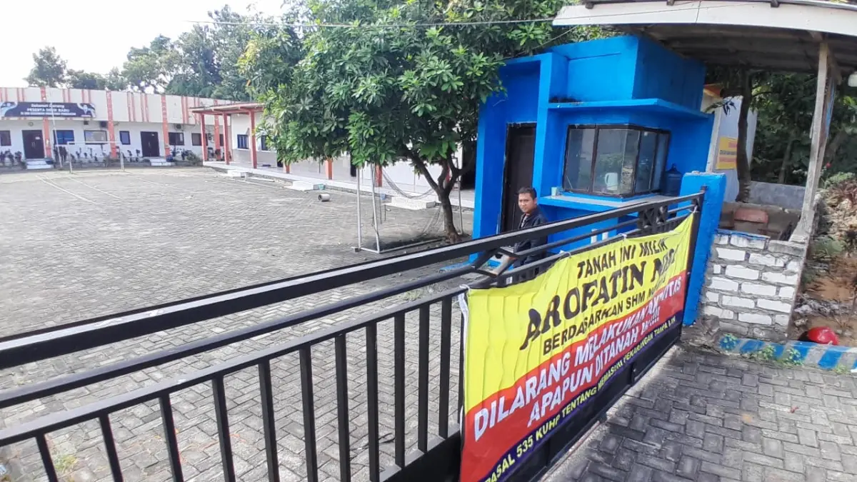 SEPI: Seorang warga sedang berada di lingkungan SMK Kesehatan Nusantara di Jalan Nyalaran, Kelurahan Kowel.