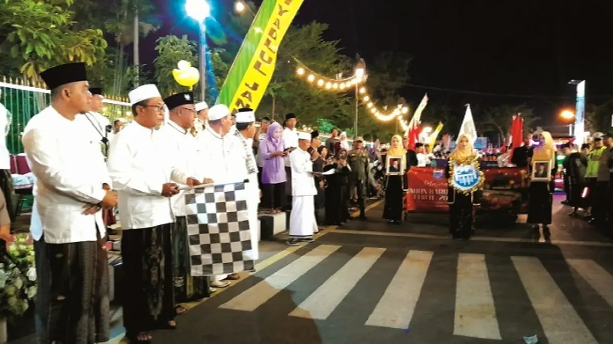 SYIAR ISLAM: Bupati Pamekasan KH. Kholilurrahman melepas Pawai Ta’aruf pada peringatan Tahun Baru Islam 1448 H di Jalan Masegit, depan Masjid Agung Asy-Syuhada, Senin (15/6). (M. KHOLIL RAMLI/JPRM)