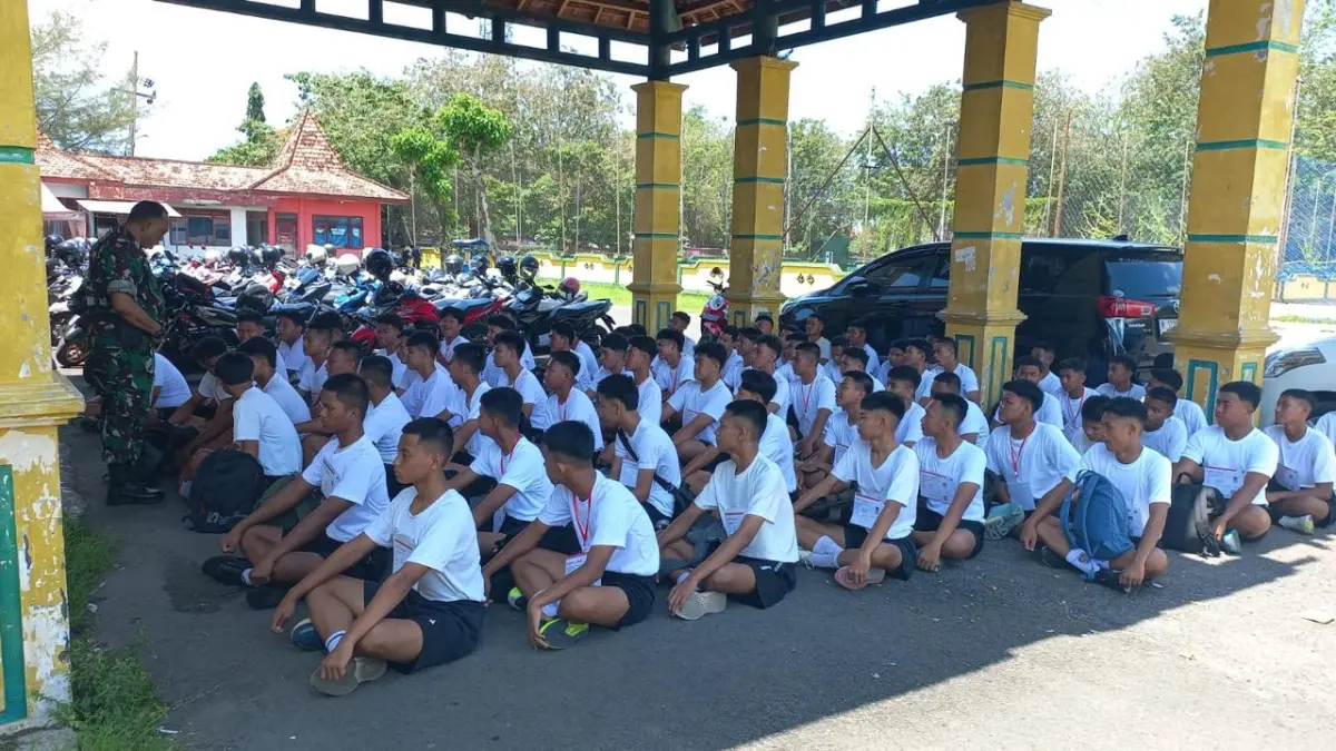 TERTIB: Calon paskibraka 2026 mengikuti tes parade di stadion A Yani, Desa Pabian Kecamatan Kota Sumenep, Kamis (2/4).