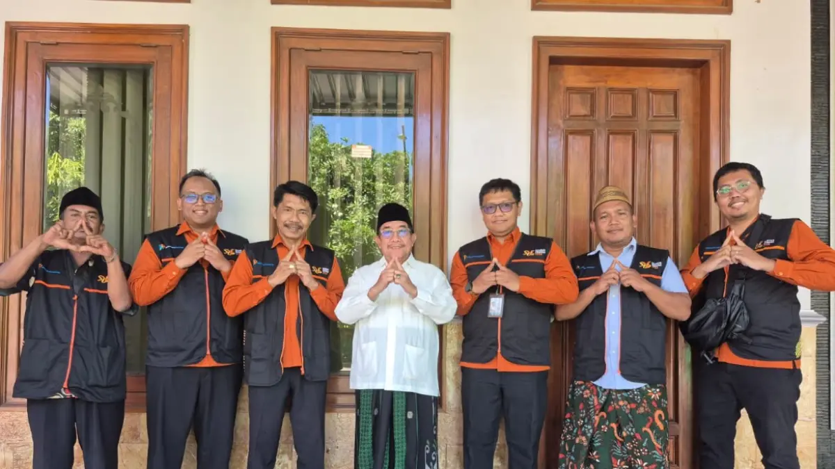 BERSINERGI: Wabup Sumenep KH Imam Hasyim (baju putih) berfoto bersama tim BPS Kabupaten Sumenep di kediamannya, Desa Aeng Baja Raja, Kecamatan Bluto, Selasa (17/6).