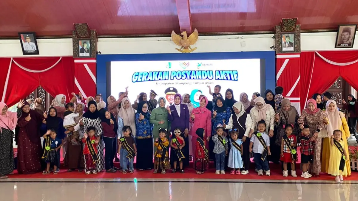 BERSINERGI: Ketua Pembina Posyandu Sampang Selviana Slamet Junaidi (baju ungu) didampingi Plt Kepala Dinkes KB Dwi Herlinda Lusi Harini (dua dari kanan) foto bersama dalam kegiatan Gerakan Posyandu Aktif di Pendopo Trunojoyo, Sampang, Rabu (17/6). (AYU LATIFAH/JPRM)