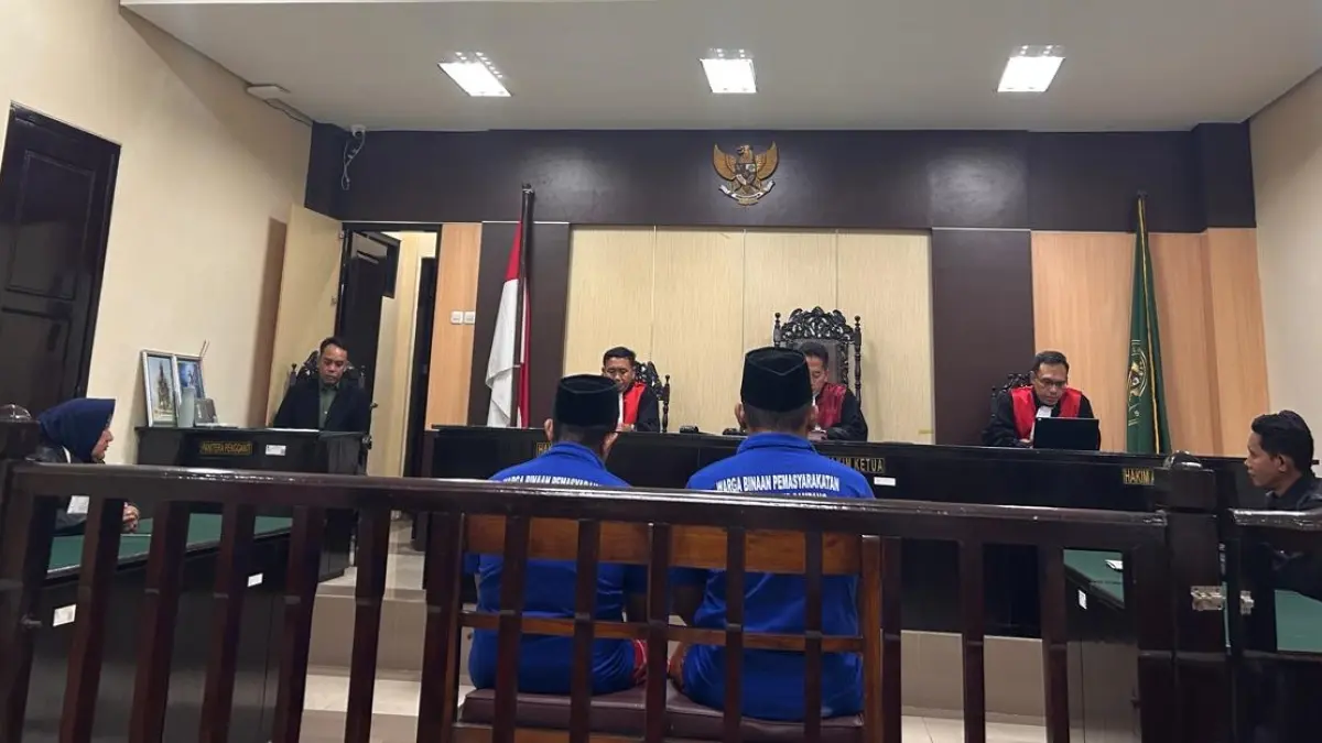 DIADILI: Dua terdakwa Sahudri dan Sulhan saat mengikuti sidang di PN Sampang, Selasa (2/6). (UBAIDILLAHIR RA’IE/JPRM)