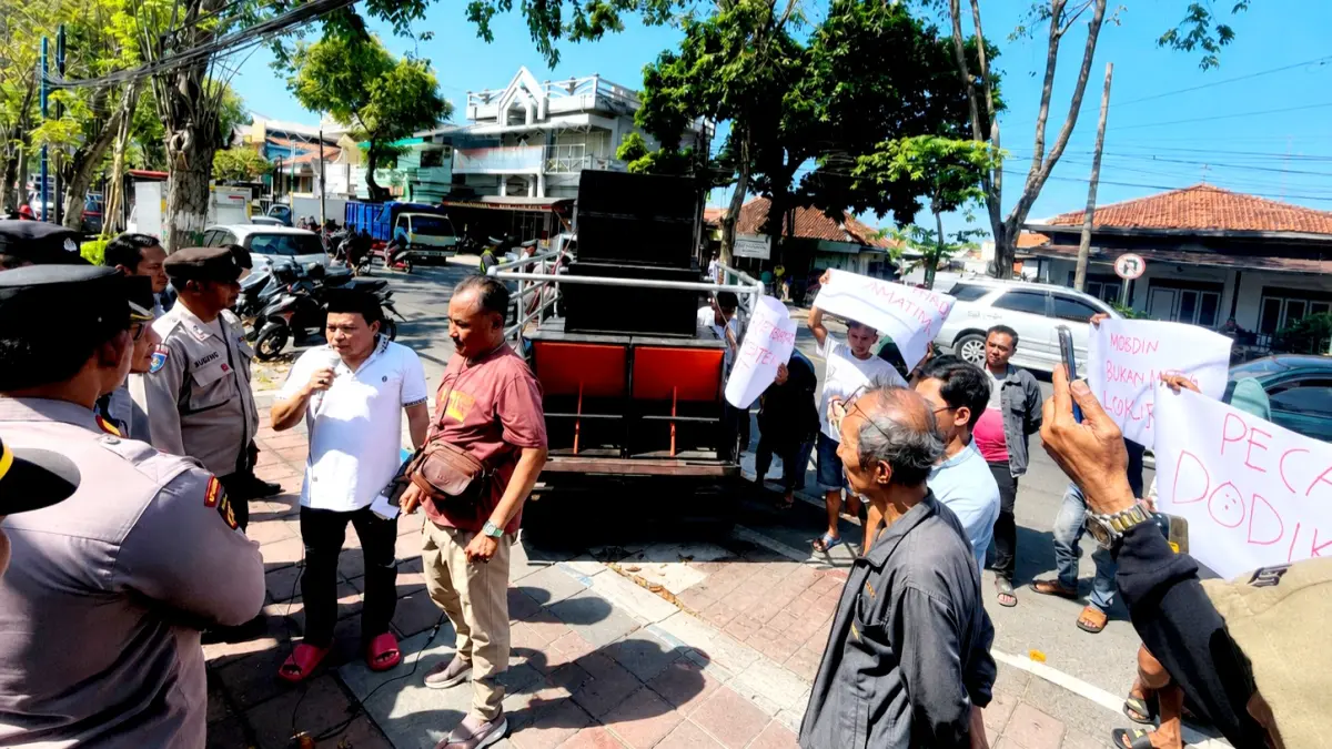 DIGERUDUK: Aktivis mendatangi kantor Inspektorat Pamekasan Rabu (17/6). (MOH. IQBAL AFGANI/JPRM)