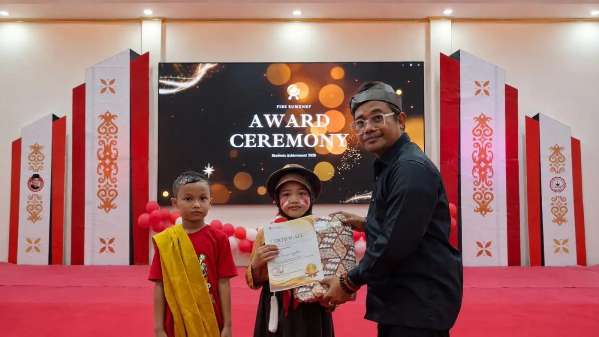 Direktur Pendidikan FIES Sumenep Moh. Fauzi memberikan penghargaan kepada siswa berprestasi.