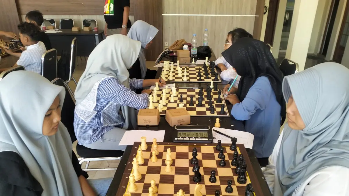 FOKUS: Sejumlah atlet percasi Sumenep sedang melakukan latihan di Kantor Kecamatan Kota Sumenep, pada Minggu (14/6).