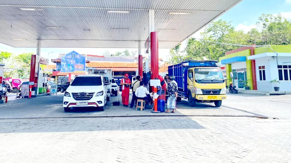PENDISTRIBUSIAN: Petugas saat mengisi BBM di SPBU Jalan Jaksa Agung Suprapto, Sampang, Rabu (17/6). (AYU LATIFAH/JPRM)