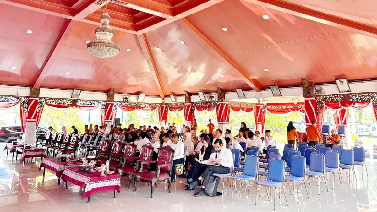 SEREMONIAL: Petugas SE Sampang saat mengikuti kegiatan pelepasan di Pendopo Trunojoyo, Senin (15/6). (UBAIDILLAHIR RA’IE/JPRM)