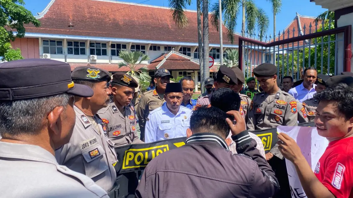 TEGANG: Satgas MBG Pamekasan Sukriyanto menemui langsung massa aksi LMB di depan Kantor Pemkab setempat, Rabu (17/6).