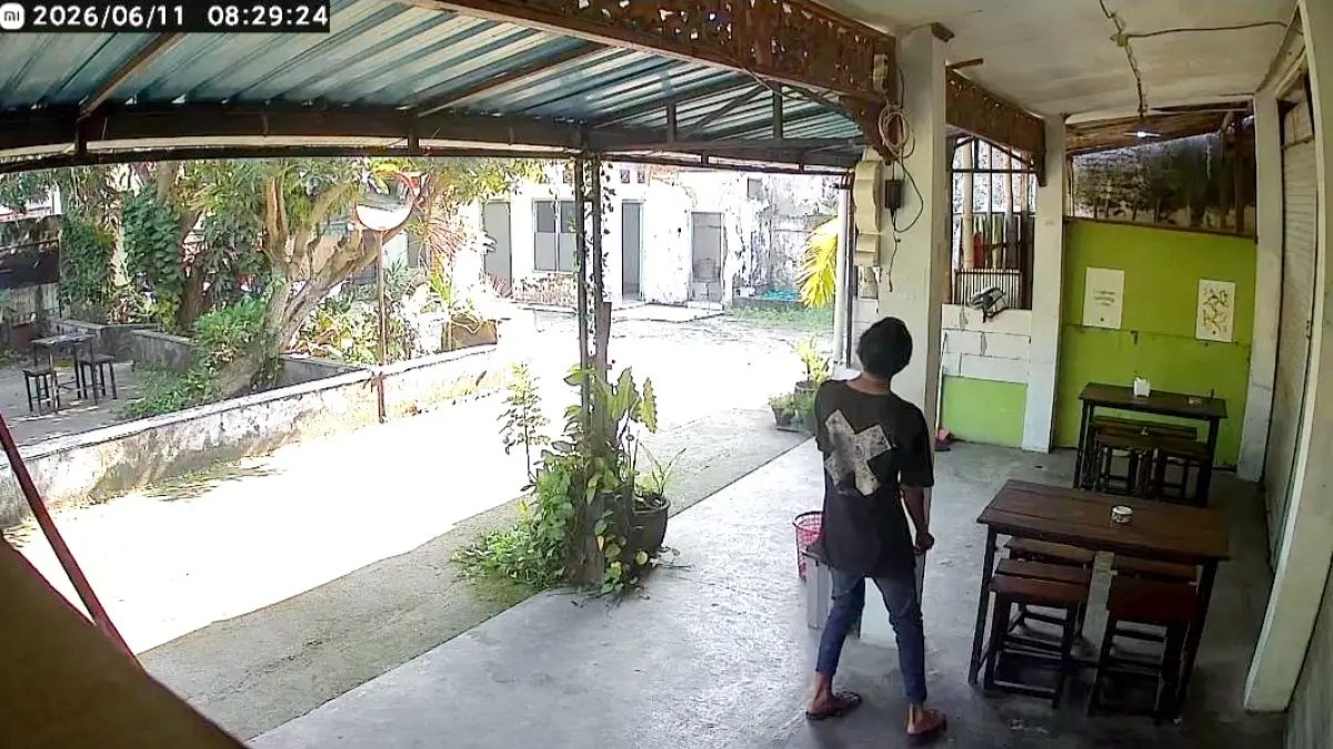 TEREKAM CCTV: Pelaku pembobolan kafe di Jalan Halim Perdanakusuma, Bangkalan, Kamis (11/6). (TANGKAP LAYAR)