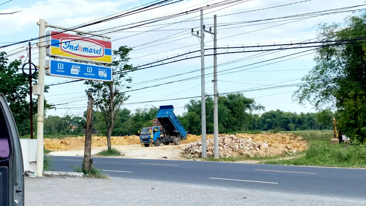 BERLANJUT: Aktivitas pengurukan lahan di Desa Dumajah, Kecamatan Tanah Merah, Bangkalan, berlanjut Kamis (18/6). (ISTIMEWA)