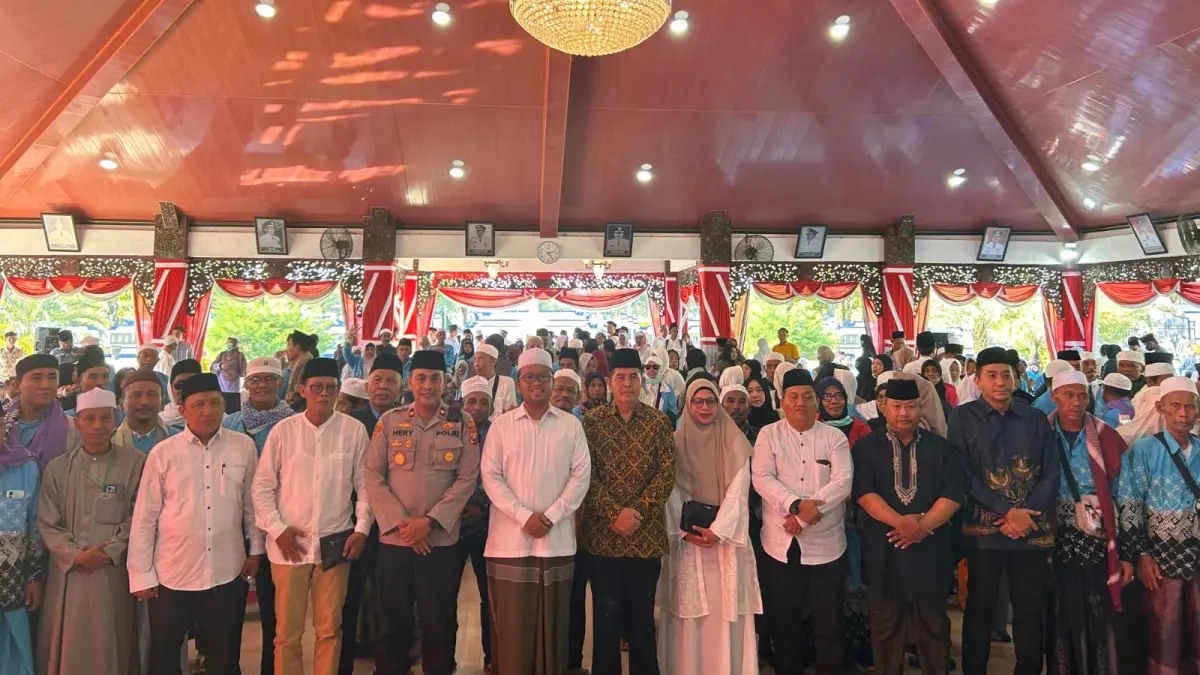 BERSAMA: Wabup Sampang Ahmad Mahfudz dan forkopimda berpose bersama jemaah haji di Pendopo Trunojoyo, Jumat (19/6).&nbsp;
