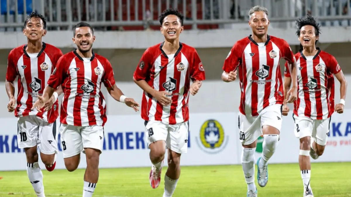 BERSIAP: Pemain Persepam melakukan selebrasi di SGMRP Pamekasan, Rabu (3/6).