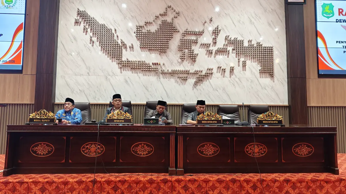 FOKUS: Ketua DPRD Sumenep Zainal Arifin (dua dari kiri) saat memimpin rapat paripurna di kantor dewan, Rabu (17/6).