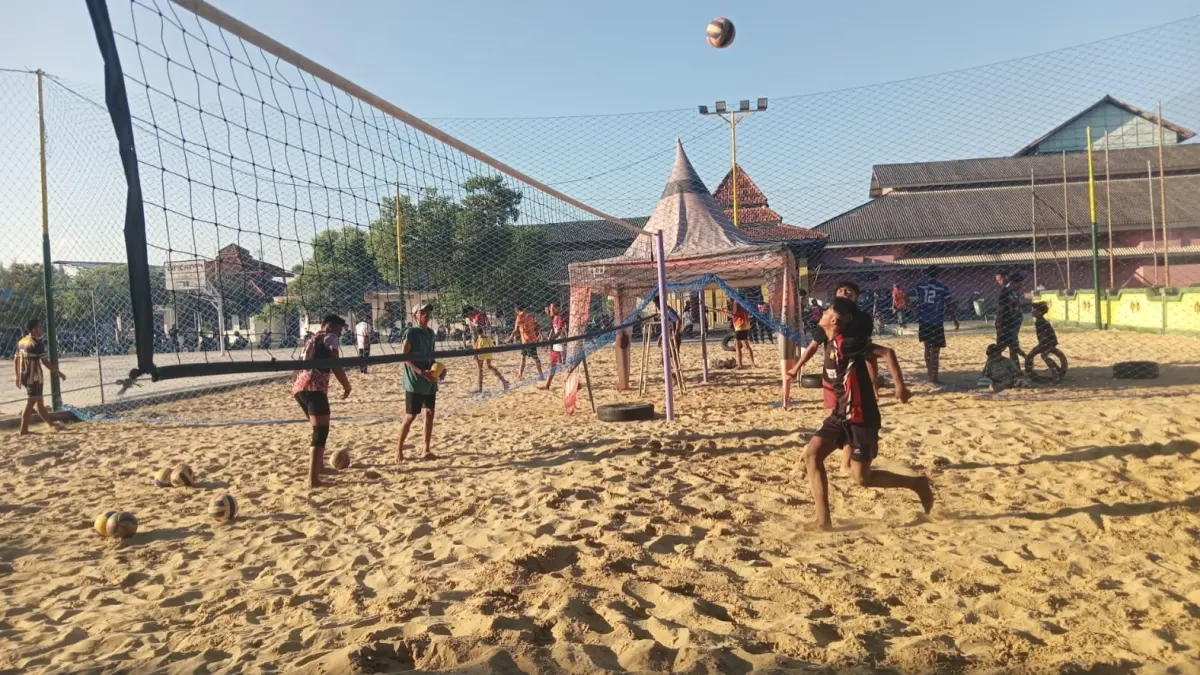 FOKUS: Sejumlah atlet voli pantai Sumenep sedang menjalankan latihan di lapangan yang berlokasi di GOR A Yani, Desa Pabian, Kecamatan Kota, Minggu (14/6).