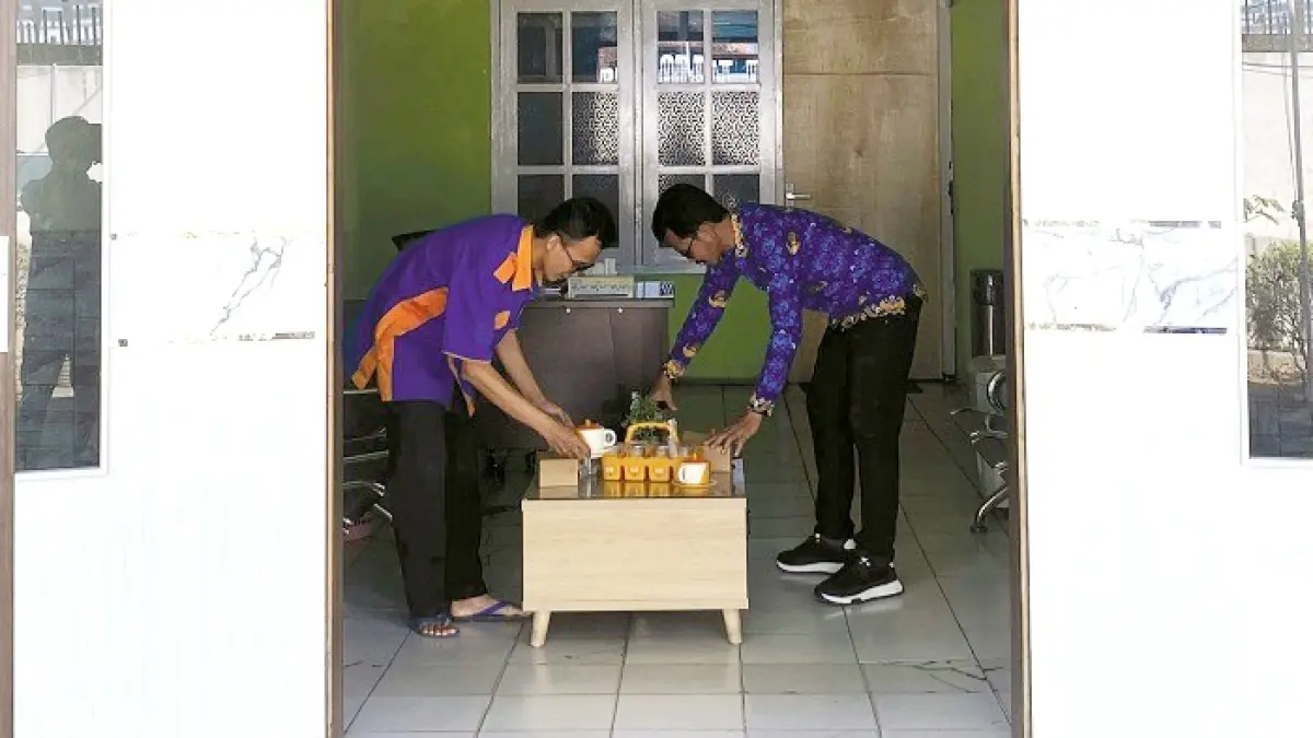 KANTOR PELAYANAN: Pegawai berada di kantor Inspektorat Pamekasan, Rabu (17/6). (MOH. IQBAL AFGANI/JPRM)