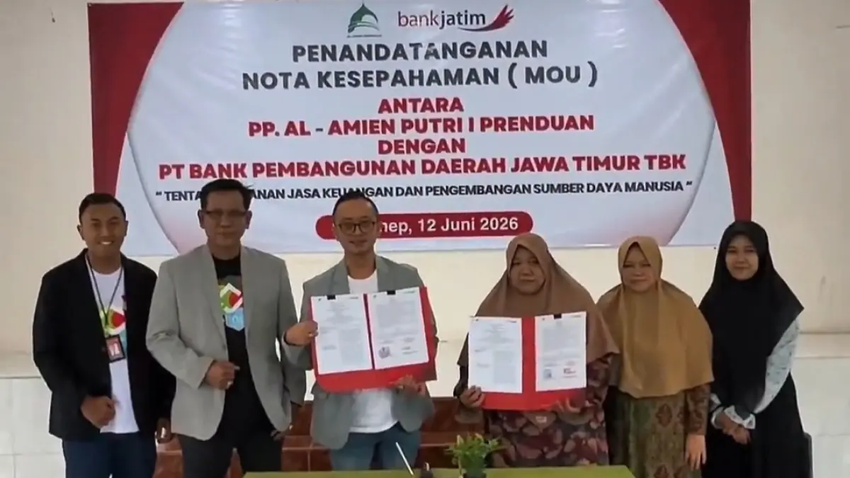KOMITMEN: Pimpinan Bank Jatim Cabang Sumenep Bambang Eko Budi Prakoso (tiga dari kiri) berfoto bersama dengan pengasuh Ponpes Al-Amien Putri 1 Prenduan Ny. Hj. Fadhliyah di lingkungan pesantren, Jumat (12/6).