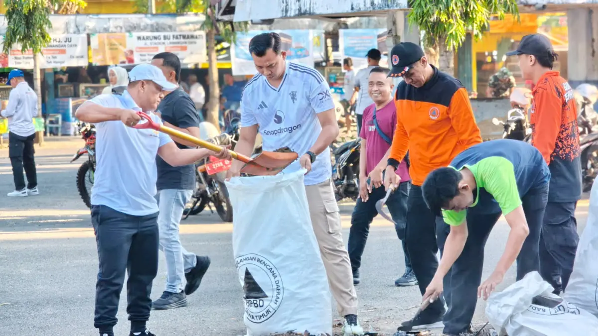 KOMPAK: Wabup Pamekasan Sukriyanto (topi putih) bersama OPD melakukan bersih-bersih di sekitar Terminal Lama Pamekasan, Jumat (19/6).
