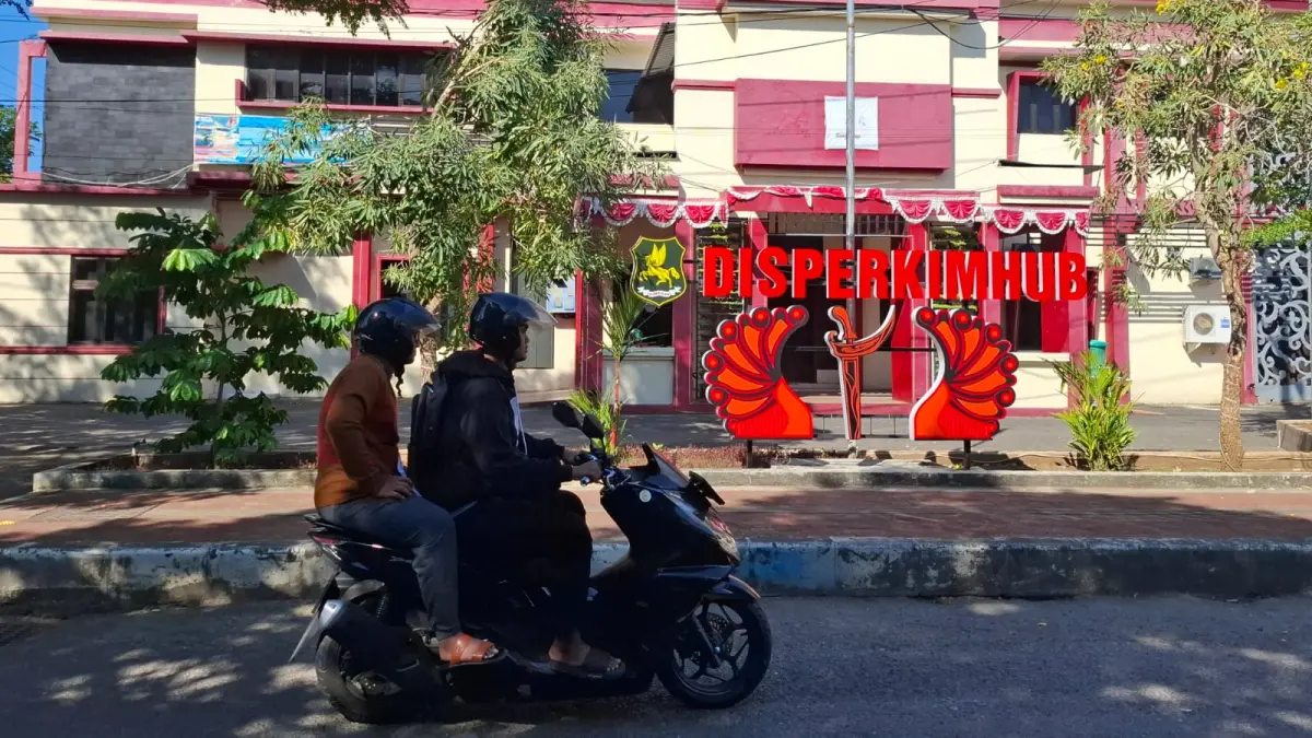 LENGANG: Pengendara melintas di depan kantor disperkimhub di Desa Kolor, Kecamatan Kota Sumenep, Kamis (18/6).