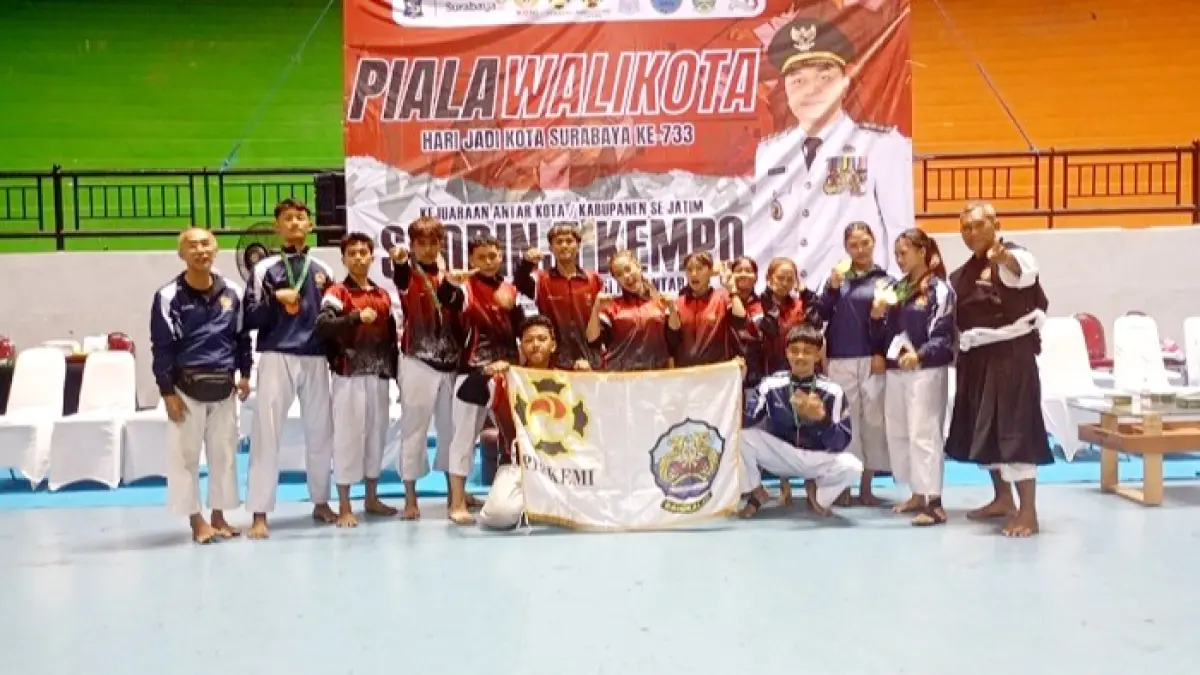 MEMBANGGAKAN: Atlet Kempo Bangkalan berpose usai meraih medali dalam kejuaraan Piala Wali Kota Surabaya, Rabu (17/6). (KONI&nbsp; BANGKALAN UNTUK JPRM)