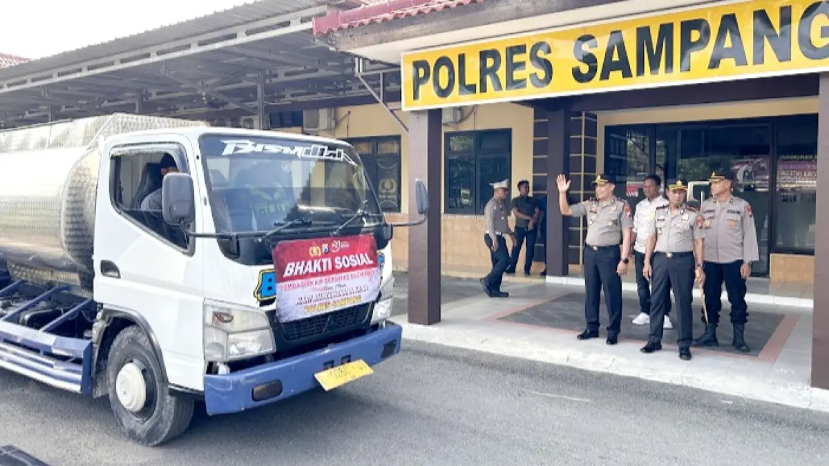 PEDULI: Kapolres Sampang AKBP Hartono didampingi Wakapolres Sampang Kompol Hery Kusnanto melepas belasan tangki yang akan mendistribusikan bantuan air bersih ke Kecamatan Pangarengan, Kamis (18/6). (UBAIDILLAHIR RA’IE/JPRM)