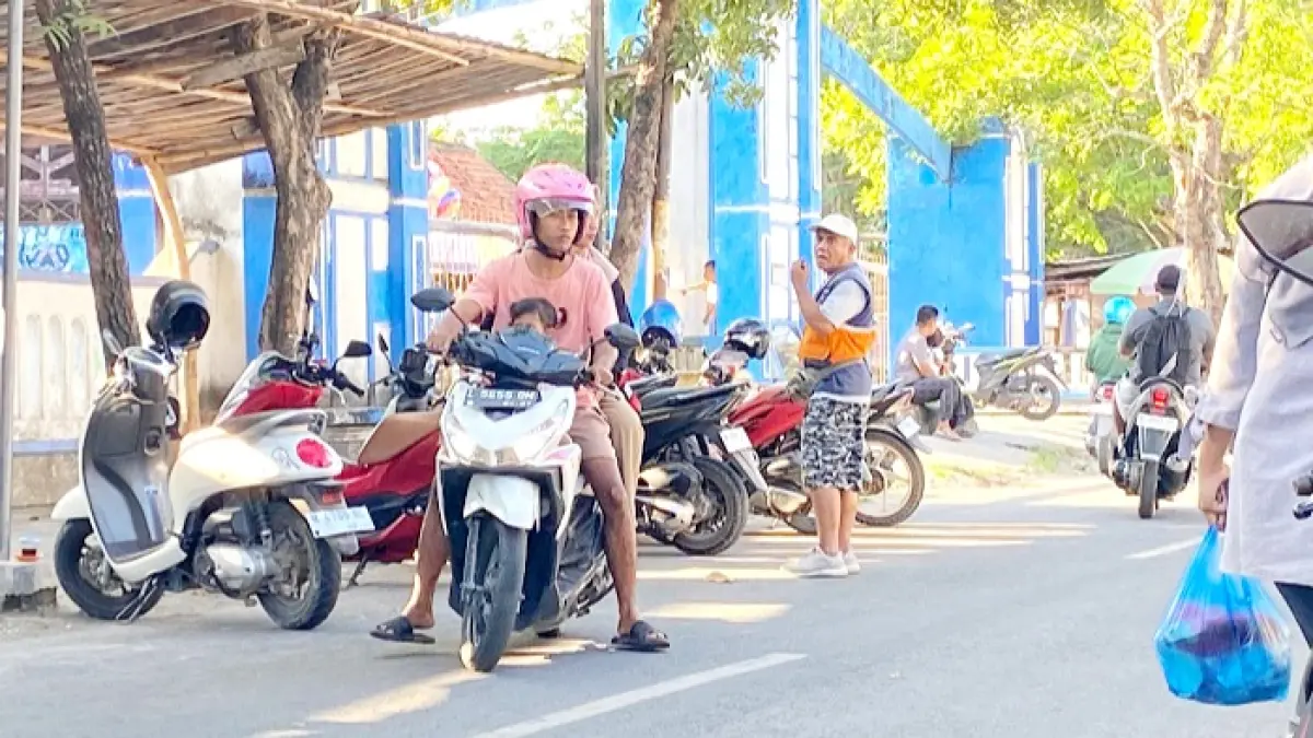 PENDAPATAN: Petugas jukir saat menata kendaraan di depan Pasar Sore Baru, Sampang, Rabu (17/6). (AYU LATIFAH/JPRM)